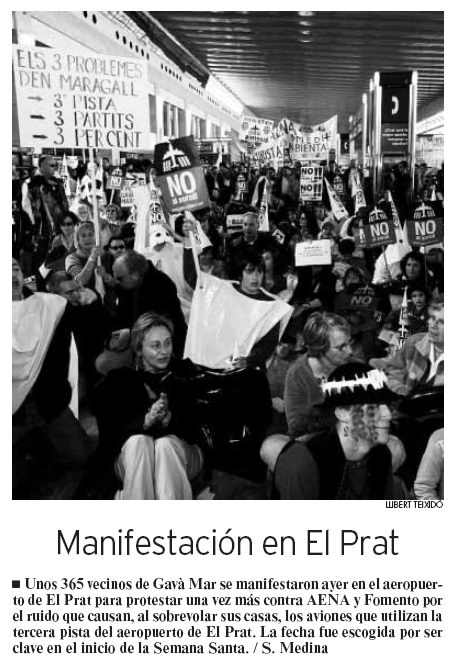 Foto-Noticia publicada en el diario LA VANGUARDIA sobre la manifestacin de vecinos de Gav Mar en el interior de las terminales del aeropuerto de Barcelona-El Prat (20 de Marzo de 2009)